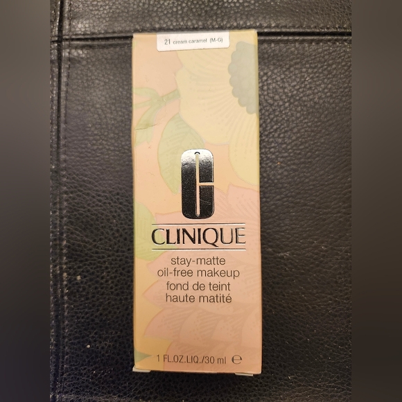 Clinique Stay-Matte Oil-Free Makeup Foundation In 21 Cream Caramel - Picture 1 of 8
